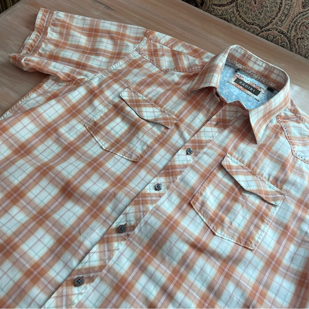 ZAGIRI Men’s Short Sleeve Plaid Button Up Shirt! Details in the stitching. Med